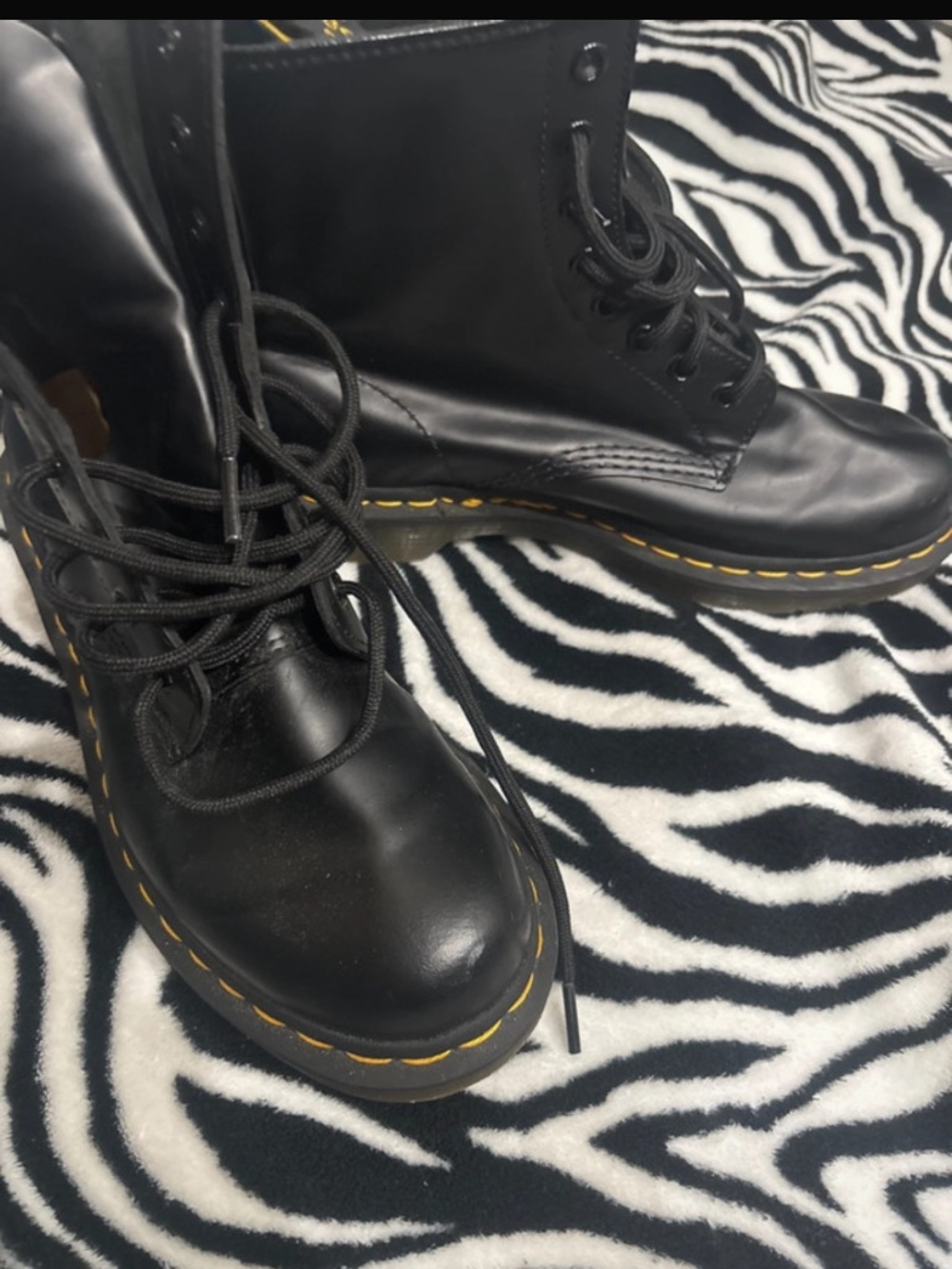 Dr martens women’s boots size 8 us